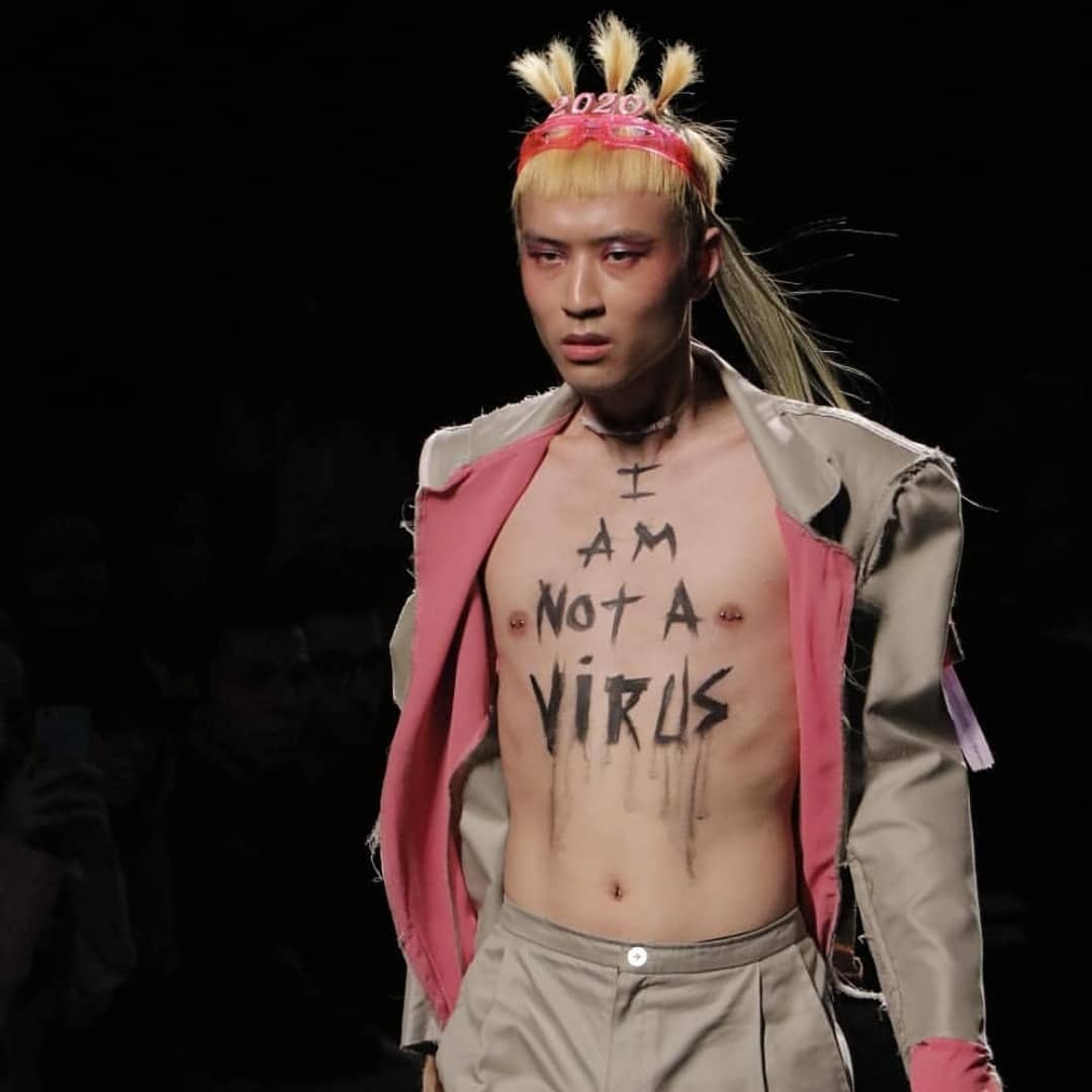 Chenta Tsai (artista y cantante coreano) se unió a la campaña "Yo No Soy Un Virus" en el desfile de la Fashion Week Madrid.